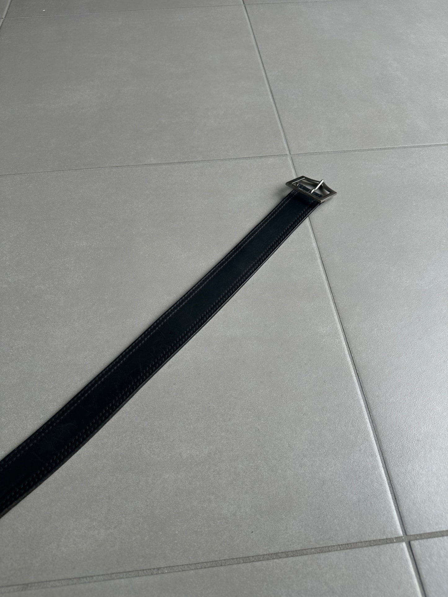 Dior Homme SS05 “BECK/Untitled” leather D point belt